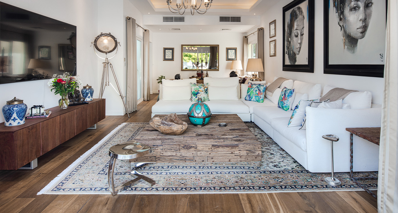 Stylish carpet and wood flooring combinations for modern living rooms.