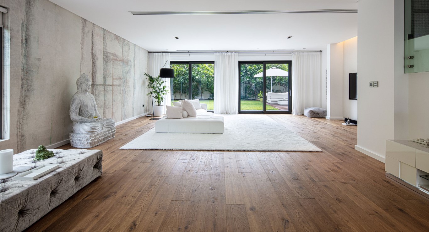 Minimalist wood floor and carpet designs for a balanced décor.