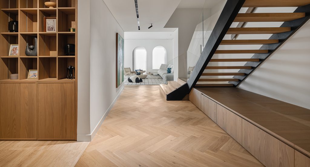 Sur La Mer Townhouse displays Kährs Oak Herringbone AB & CC Dim White floors with Oak Nouveau Black, enhancing depth and contrast.