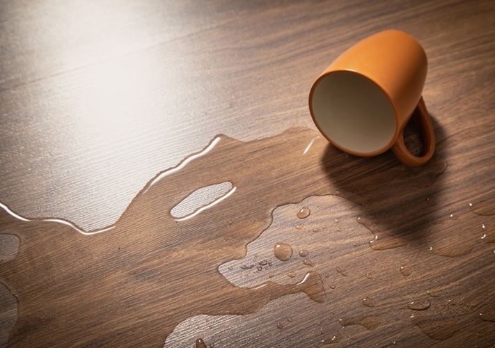 A water spill on vinyl flooring in Dubai, showing its 100% waterproof, durable, and easy-to-clean finish by Nordic Homeworx.